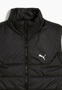 Sort puffer vest med høj krave, lynlås fortil og hvidt logo. Har kviltede sektioner og sidelommer. Glat, blank tekstur.
