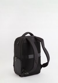 Mochila negra con paneles de malla, que cuenta con correas de hombro acolchadas, asa superior, bolsillo frontal con cremallera y un diseño rectangular elegante.