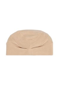 Cappello beanie in fleece beige morbido con cuciture visibili che corrono verticalmente e orizzontalmente, esposto su uno sfondo bianco.