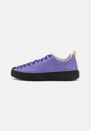 Violetti mokkanahkainen matala tennari mustalla pohjalla, nauhat edessä, valkoinen verkkovuori ja keltainen kantaremmi, jossa Scarpa-logo sivussa.