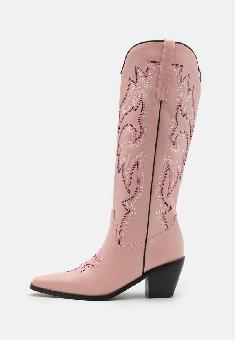 Botte de cowboy en cuir rose avec un bout pointu, des broderies décoratives blanches et roses, et un talon carré noir. Dispose d'une sangle de tirage pour un enfilage facile.