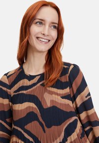 Betty Barclay KURZARM - Jurk - blau camel