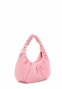 Bolso de mano rosa hecho de material sintético suave, con un diseño recogido y un asa fruncida. Acentuado por un detalle de hardware plateado.