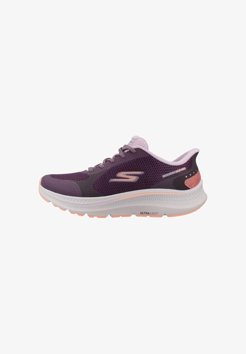 Chaussure de sport en mesh violet avec une semelle blanche légère, des accents roses et un design texturé. Dotée d'un système de laçage et d'un col rembourré.