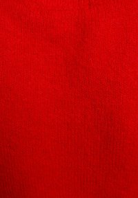 Tessuto lavorato a maglia rosso con una texture morbida e un motivo uniforme, che mostra un colore ricco e vivace senza cuciture o accenti visibili.