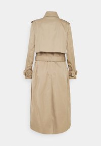 Trench beige avec empiècement arrière, manches longues, ceinture à la taille et sangles à boucle aux poignets, vu de dos sur fond blanc.