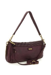 Borsa in pelle di un profondo bordeaux con texture trapuntata. Accessori in metallo dorato e una tracolla removibile per indossarla a tracolla o sulla spalla.