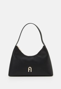 Sac à main en cuir noir avec un design courbé, fermeture éclair et un accent doré avec la lettre "A" sur le devant. Texture lisse.