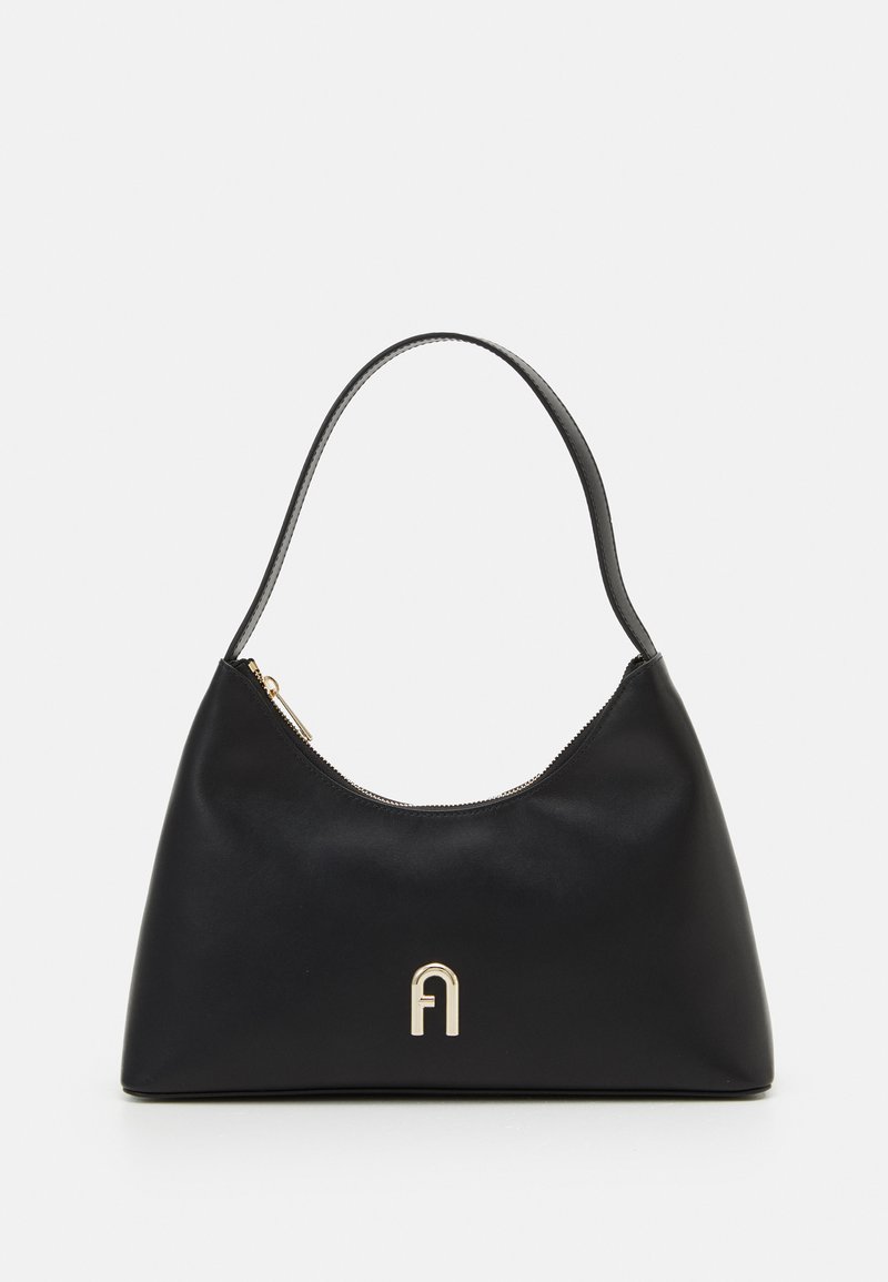Sac à main en cuir noir avec un design courbé, fermeture éclair et un accent doré avec la lettre "A" sur le devant. Texture lisse.