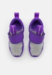 Fialové sportovní boty se šedými detaily, s síťovinovým svrškem, polstrovaným límcem a robustní gumovou podrážkou. Obsahují úchytky pro snadné obouvání.