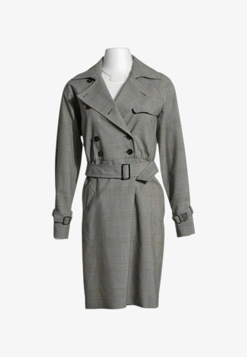 Robe manteau trench à carreaux gris, manches longues, ceinturée, avec boutons croisés, col à revers, rabat de poche poitrine et lanières aux poignets sur mannequin.
