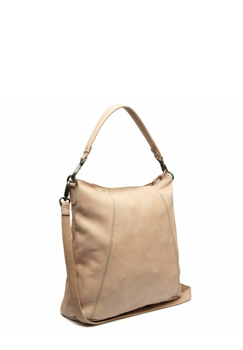 Sac à bandoulière en cuir beige avec une texture douce, un design courbé, deux poignées et des coutures visibles. Sangle longue réglable incluse.