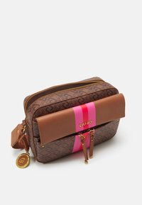 Braune monogrammierte synthetische Tasche mit einem pink- und braungestreiften Deckel, einem oberen Reißverschluss und goldenen Hardware-Akzenten. Sie verfügt über doppelte Reißverschlusszüge und einen Anhänger.