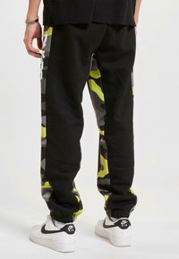 Dangerous DNGRS EVEN JOGGING - Treniņtērpa apakšdaļas - black white camo