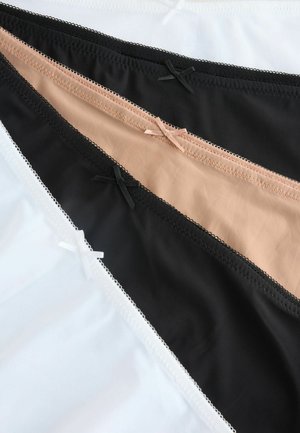 Trois paires de sous-vêtements féminins exposées en blanc, noir et nude, avec un tissu lisse et une délicate dentelle avec des nœuds.