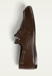 Scarpa in pelle marrone con una superficie liscia, punta arrotondata, fibbia per l'allacciatura e dettagli cuciti sul lato. Design con suola piatta.