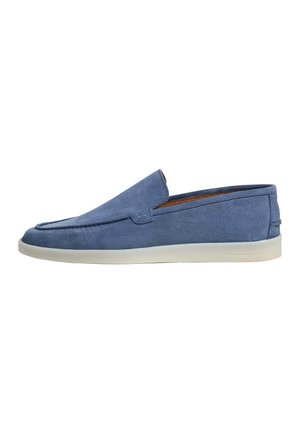 Lichtblauwe suède slip-on loafer met een witte rubberen zool, afgeronde neus en minimale stikdetails, weergegeven in profiel.