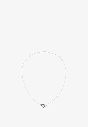 Sølvhalskæde med en tynd kæde og en karakteristisk dråbeformet vedhæng, der har sprudlende accenter og kontrast mellem polerede og strukturerede overflader.