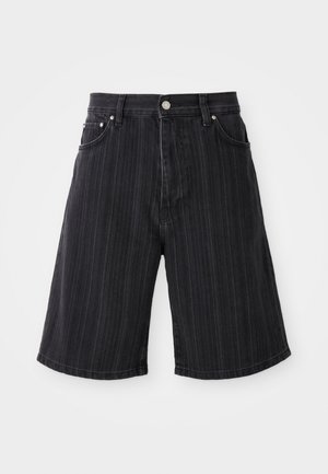 Shorts en denim noir à jambes larges, dotés de rayures verticales, de poches avant et de détails en métal.
