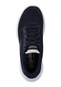 Svart Skechers atletisk sko med ovandel i mesh, svarta snören och vit sula, sedd från ovan.