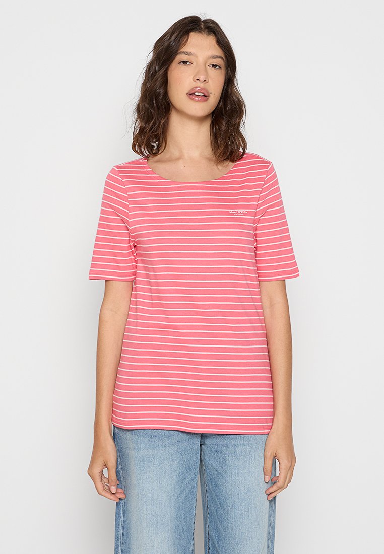 Rosa-weiße gestreifte Kurzarm-T-Shirt mit Rundhalsausschnitt und kleinem Logo auf der linken Brust, kombiniert mit blauen Jeans.