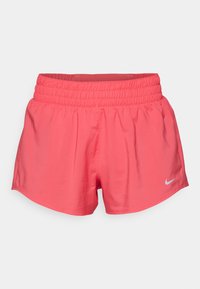 Shorts deportivos rosa con una cinturilla elástica. Hechos de una tela ligera con un pequeño logo blanco en la parte inferior izquierda.