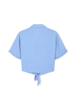 Camicetta azzurro chiaro corta con maniche corte, colletto e dettaglio annodato sul retro. Texture liscia, design semplice, senza loghi o decorazioni visibili.