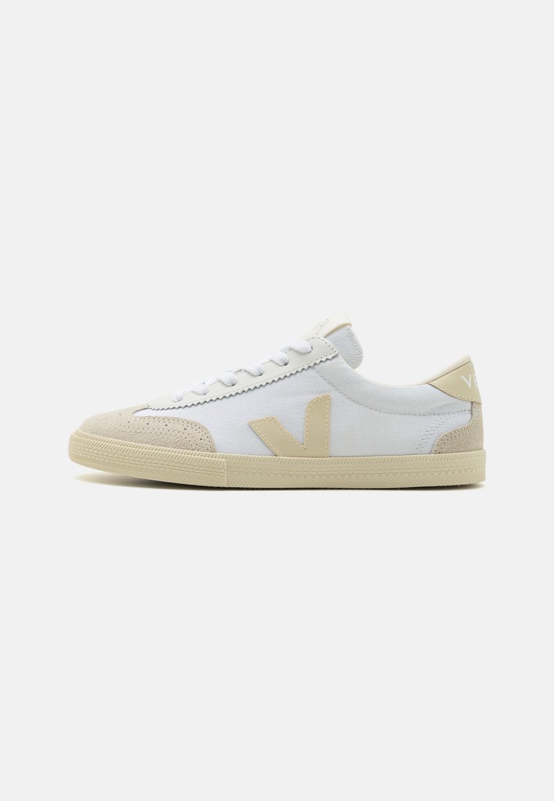 White sneaker with beige accents, made of canvas and suede. Features round toe, flat laces, and textured rubber sole. Logo displayed on heel.