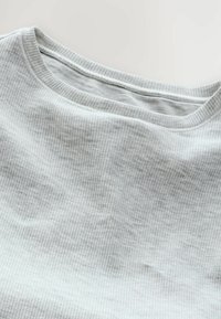 Lys grå, ribbet bomulds T-shirt med rund halsudskæring og blød tekstur, som har tynde lodrette linjer og et afslappet design.