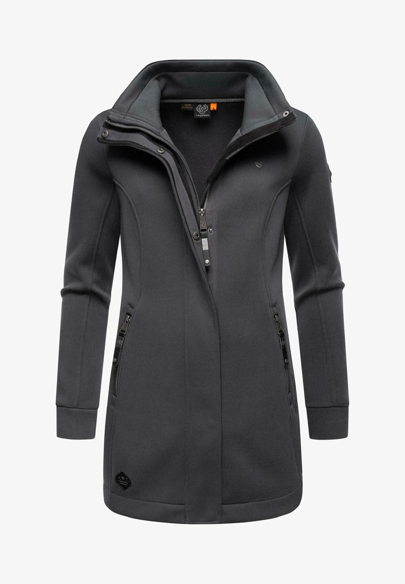 Jachetă gri cu fermoar, având un guler înalt, buzunare cu fermoar, textură ribbed și un material interior contrastant. Include detalii cu logo-ul brandului.