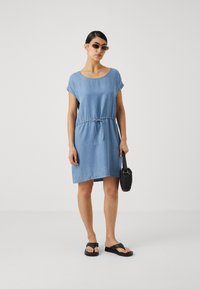 ONLY Petite ONLPEMA HANNOVER DRESS - Vestito di jeans - light blue