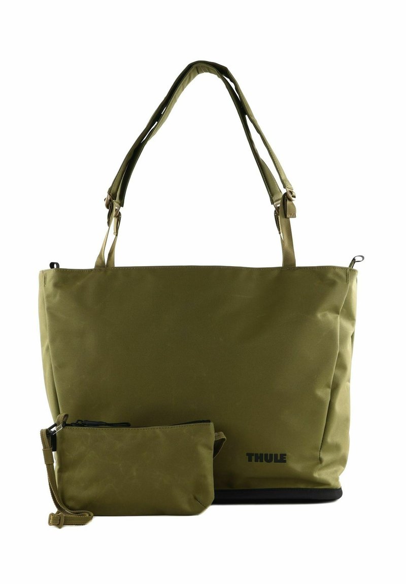 Bolso tote color verde oliva hecho de tela duradera con dos asas, que incluye un pequeño estuche a juego y un logotipo en negro.