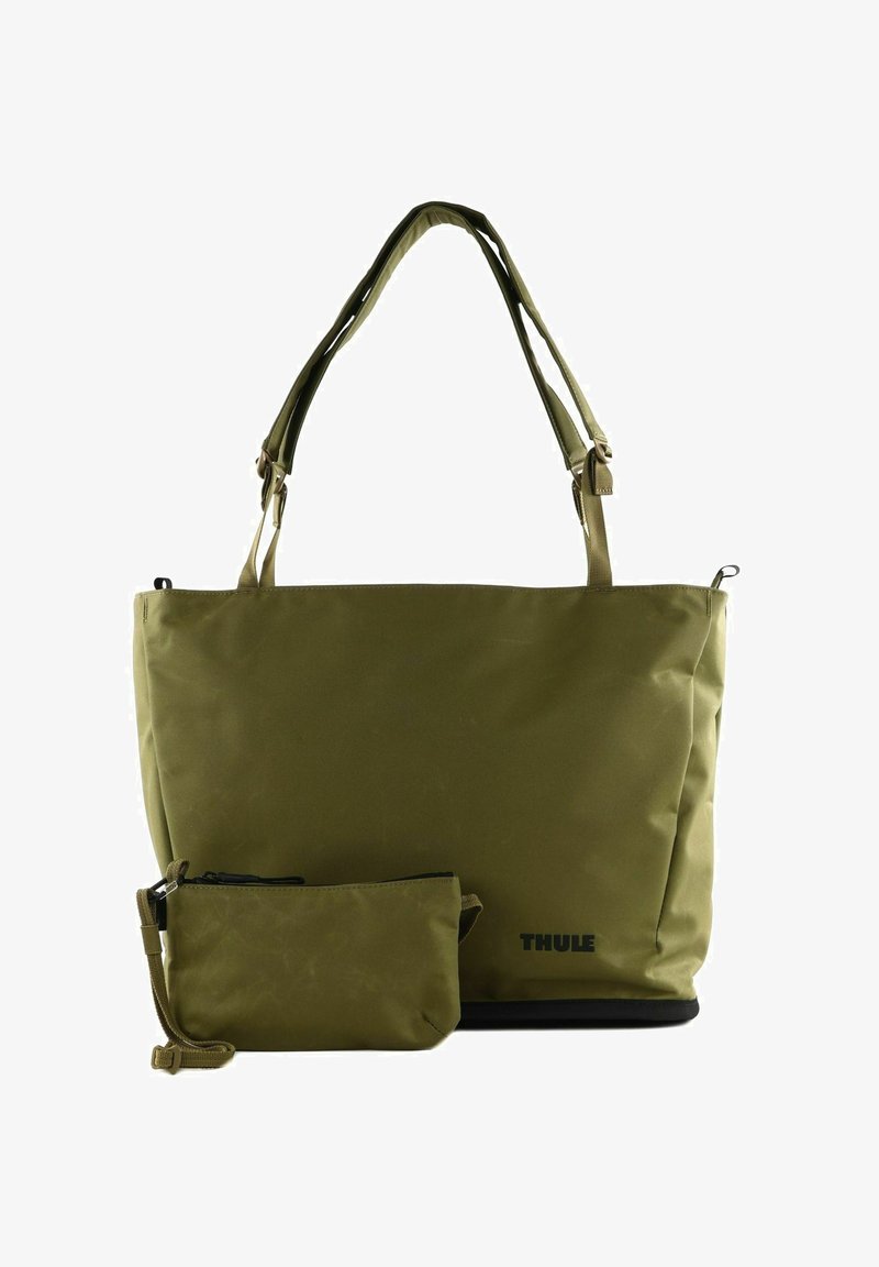 Bolso tote color verde oliva hecho de tela duradera con dos asas, que incluye un pequeño estuche a juego y un logotipo en negro.