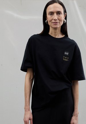 EA7 Emporio Armani TRAIN LOGO TEE UNISEX - Potiskana majica - black/gold coloured
