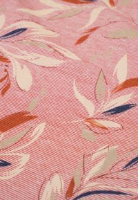 Stof met een roze achtergrond die een subtiel gestreept patroon vertoont, overladen met bloemenontwerpen in beige, roestbruin en donkerblauw.