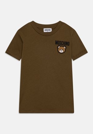 Camiseta infantil de manga corta marrón con texto negro "Moschino" y una pequeña cara de osito en el área del pecho izquierdo.