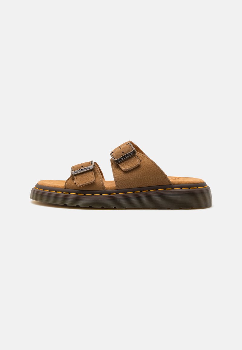 Sandali in pelle marrone con due cinturini regolabili, superficie testurizzata, soletta imbottita e una suola in gomma spessa con dettagli di cucitura arancione.