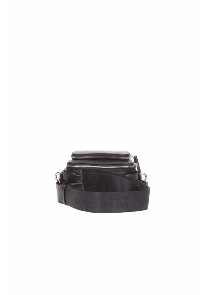 Borsa a tracolla nera con chiusura a zip, dotata di una tracolla texturizzata incisa con il nome del marchio e dettagli metallici.