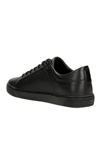 Sneaker nera con tomaia in pelle liscia e pannello laterale testurizzato. Caratterizzata da lacci rotondi, occhielli in metallo e suola in gomma, contrassegnata "wojas".