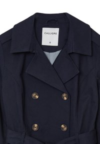 Cappotto impermeabile navy con design doppiopetto, grande colletto, bottoni in bronzo e fodera a righe. Include una cintura in tessuto coordinato.