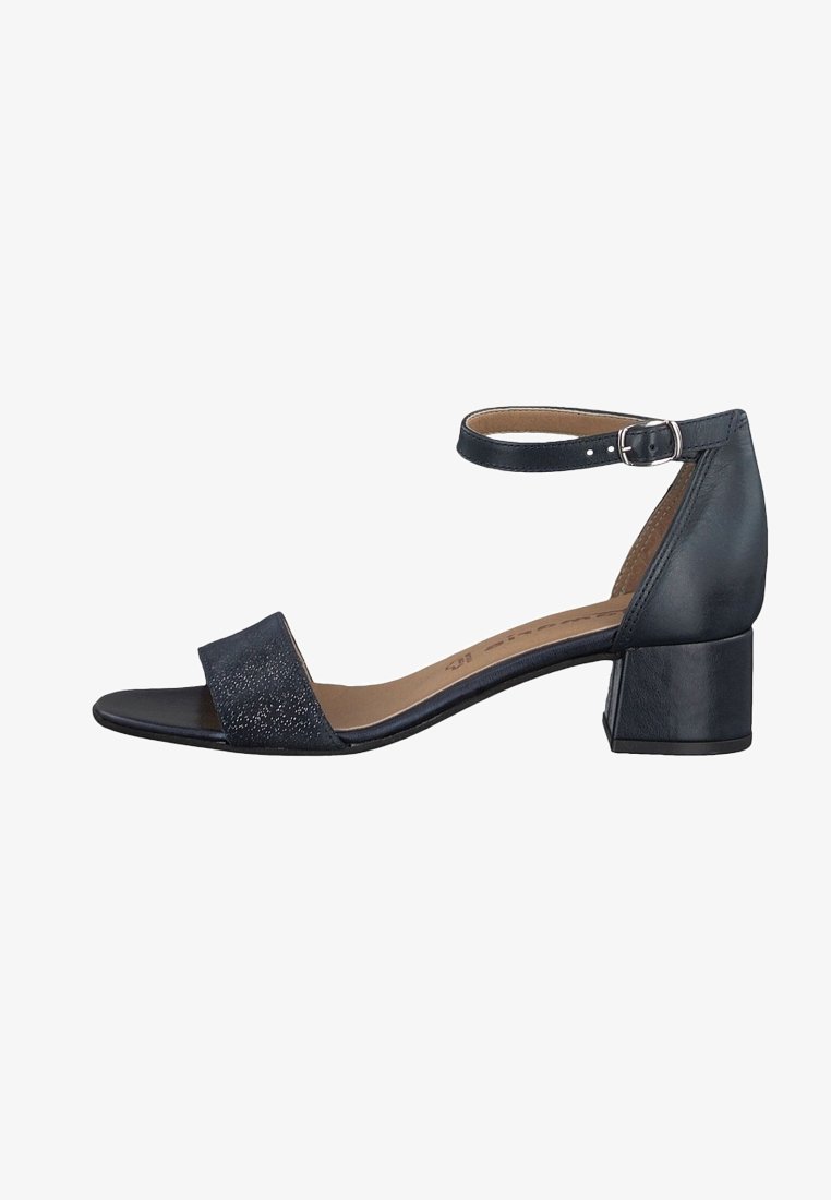 Sandale en cuir noir avec un talon bloc de 5 cm, une bride à la cheville avec boucle et une bride avant unique avec un motif pailleté subtil.