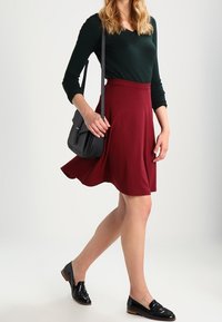 Zalando Essentials Falda acampanada - bordeaux