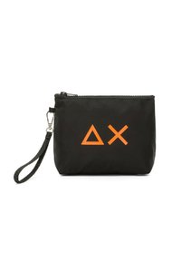 Pouch in nylon nero con chiusura zip e una tracolla. Presenta un logo geometrico arancione sul fronte. Texture liscia, forma compatta.
