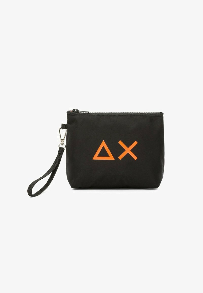 Pouch in nylon nero con chiusura zip e una tracolla. Presenta un logo geometrico arancione sul fronte. Texture liscia, forma compatta.