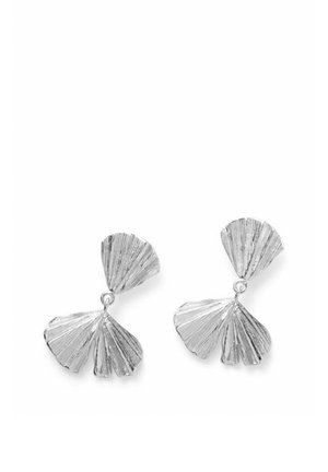 Srebrzyste kolczyki z dwoma połączonymi, teksturowanymi segmentami w kształcie wachlarza, tworzące warstwowy, elegancki wzór.