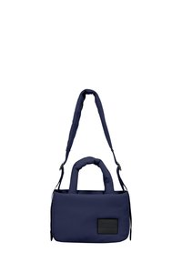 Borsa imbottita di colore blu navy con due manici corti e una tracolla staccabile, dotata di un'etichetta in tessuto testurizzato sul davanti. Finitura del materiale liscia.