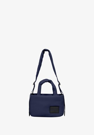 Borsa imbottita di colore blu navy con due manici corti e una tracolla staccabile, dotata di un'etichetta in tessuto testurizzato sul davanti. Finitura del materiale liscia.