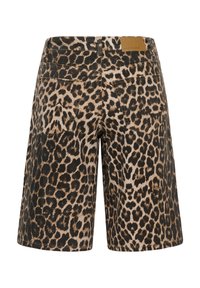 Shorts imprimé léopard longueur genou avec poches arrière et une étiquette de marque en cuir marron sur la ceinture.