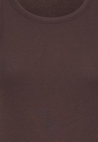 Barna bordázott trikó, kerek nyakkivágással és sima textúrával, rugalmas anyagból készült, hogy testhezálló legyen.