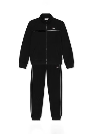 Conjunto de chaqueta negra con cremallera y pantalones a juego de FILA, con ribetes blancos y pequeños logotipos de FILA en el pecho y el muslo.